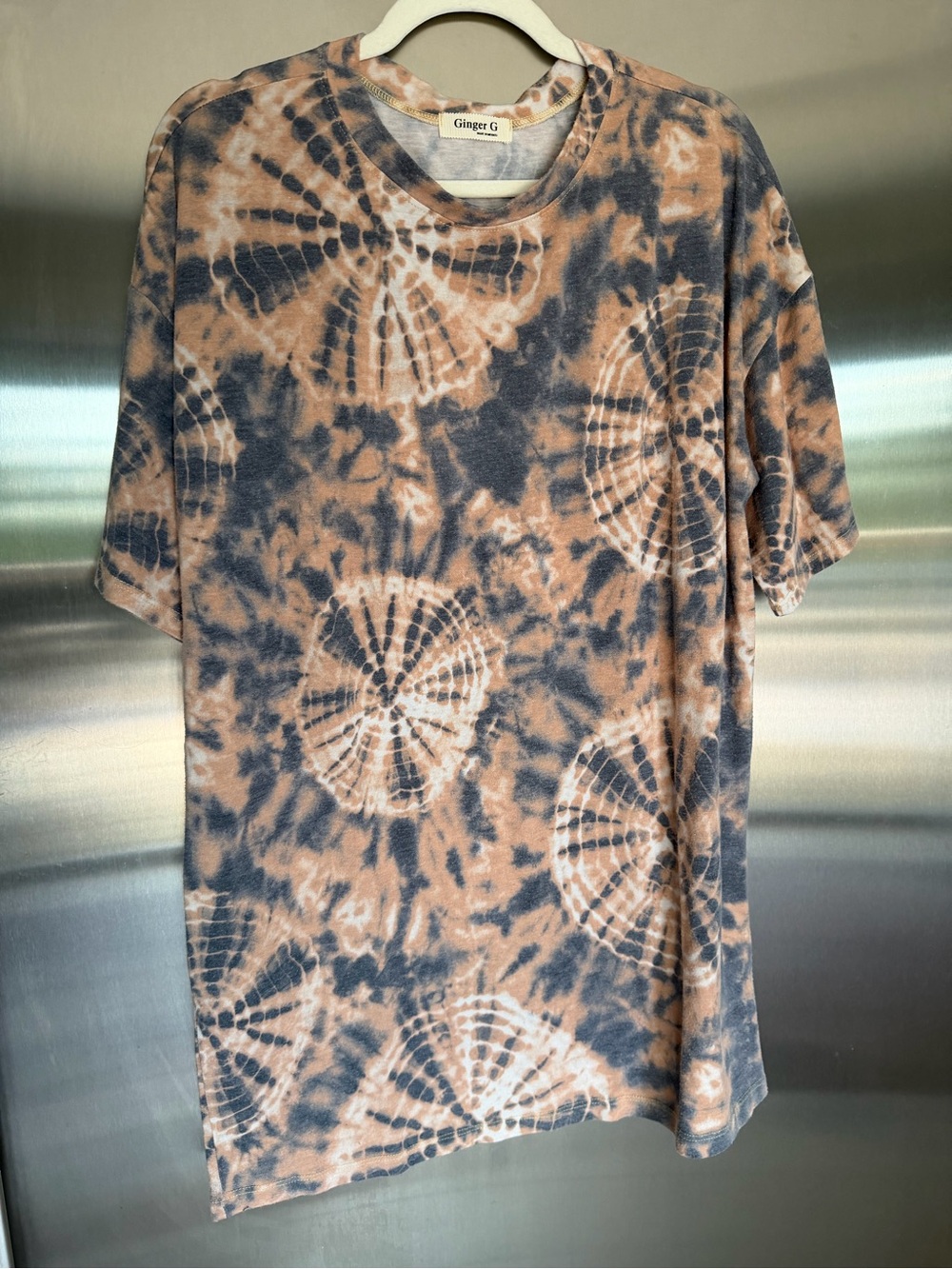 Ginger G Men's Short Sleeve Tie-Dye Tee in Beige and Charcoal